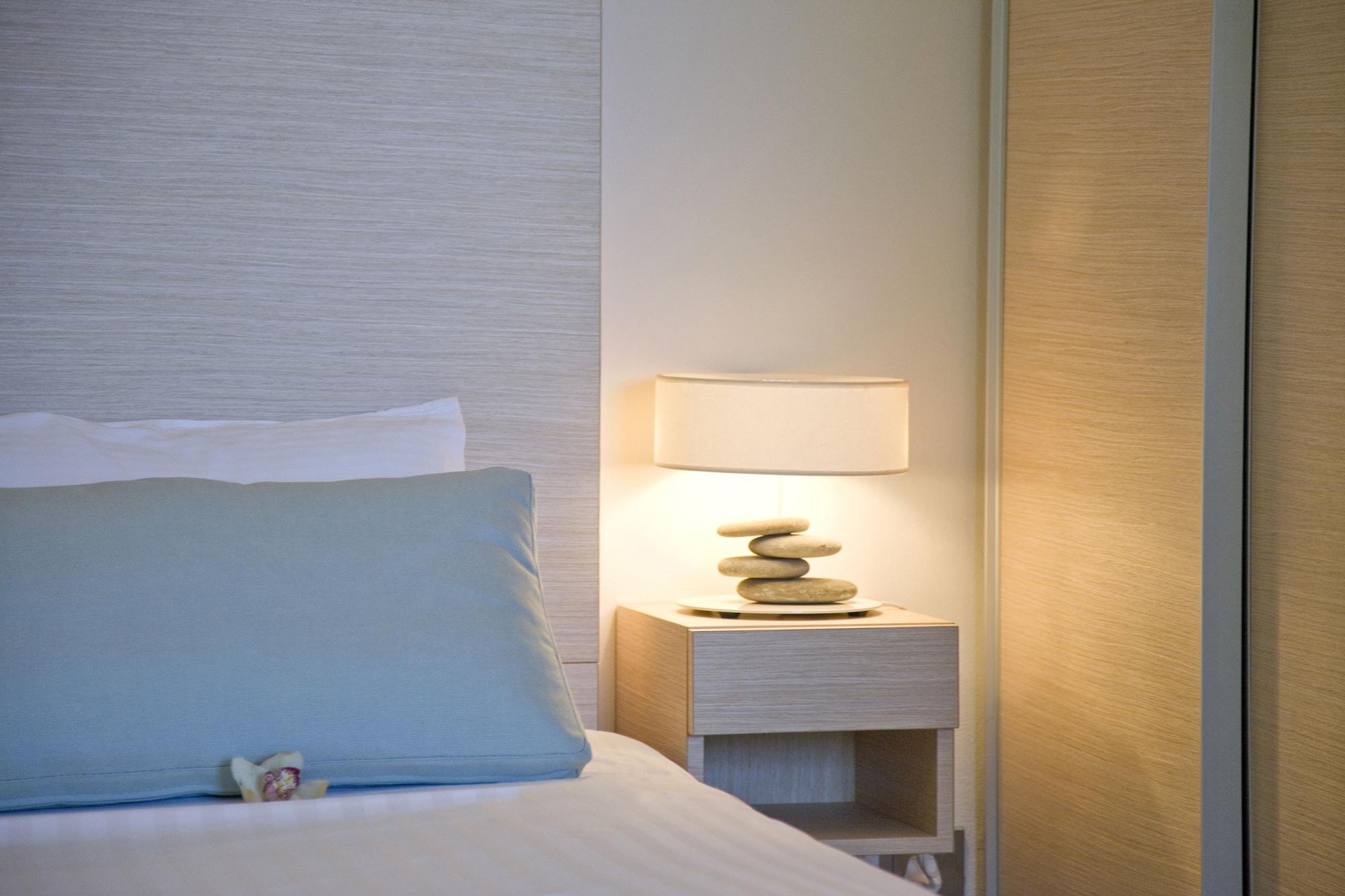 Capo Bay Hotel Protaras Exterior foto A bedside lamp