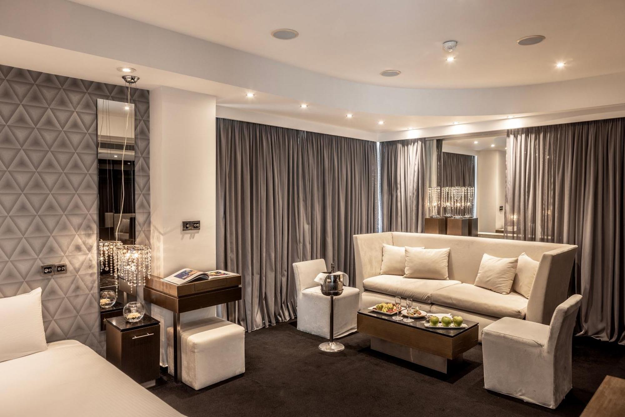 Capo Bay Hotel Protaras Exterior foto A suite at The Dorchester