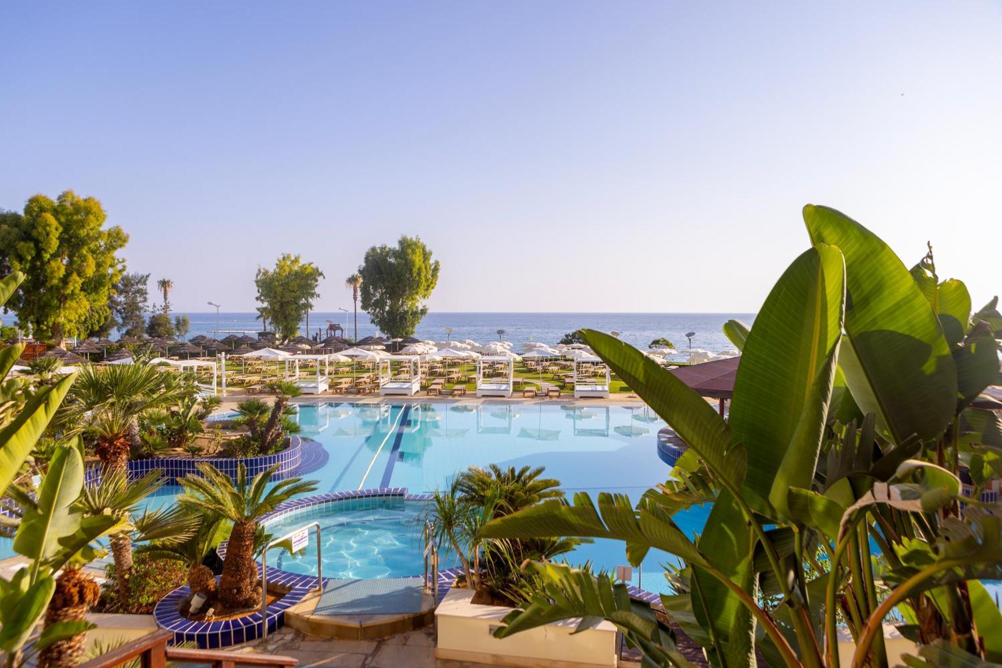 Capo Bay Hotel Protaras Exterior foto A swimming pool at a hotel in Cyprus
