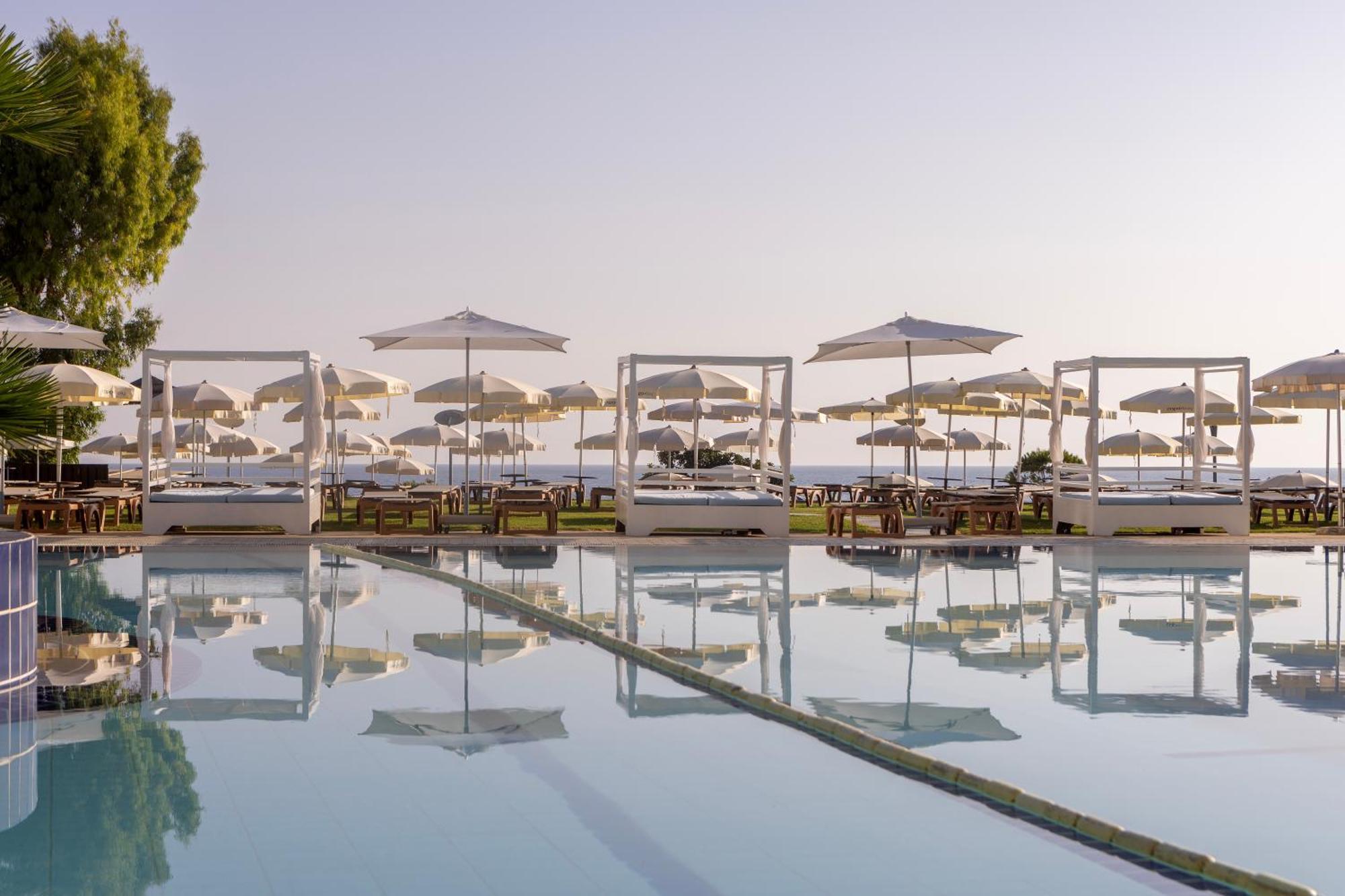 Capo Bay Hotel Protaras Exterior foto The pool at the hotel