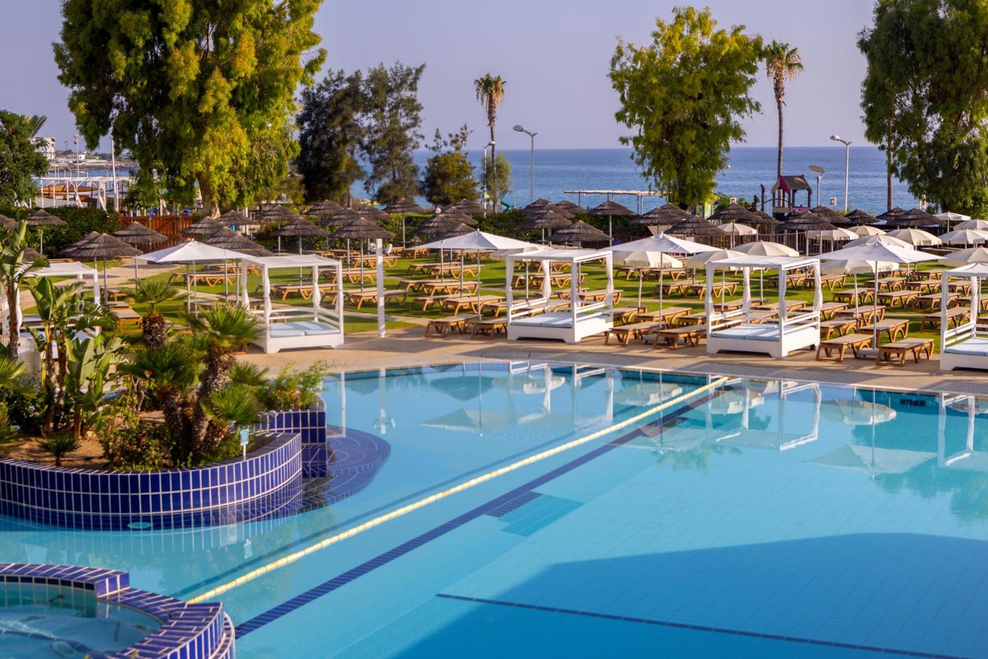 Capo Bay Hotel Protaras Exterior foto Pool at the Nissi Beach Hotel