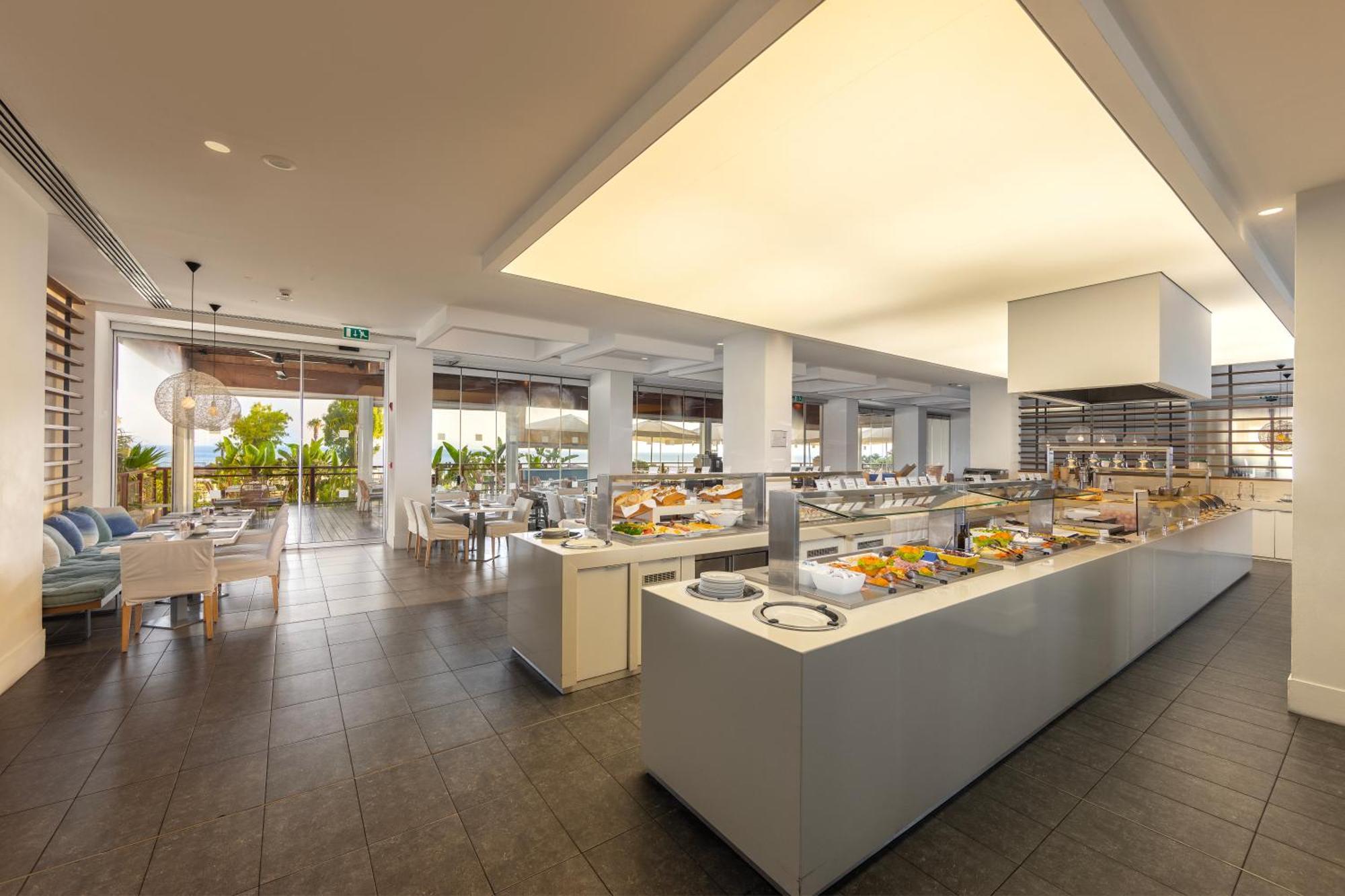 Capo Bay Hotel Protaras Exterior foto The buffet at the restaurant