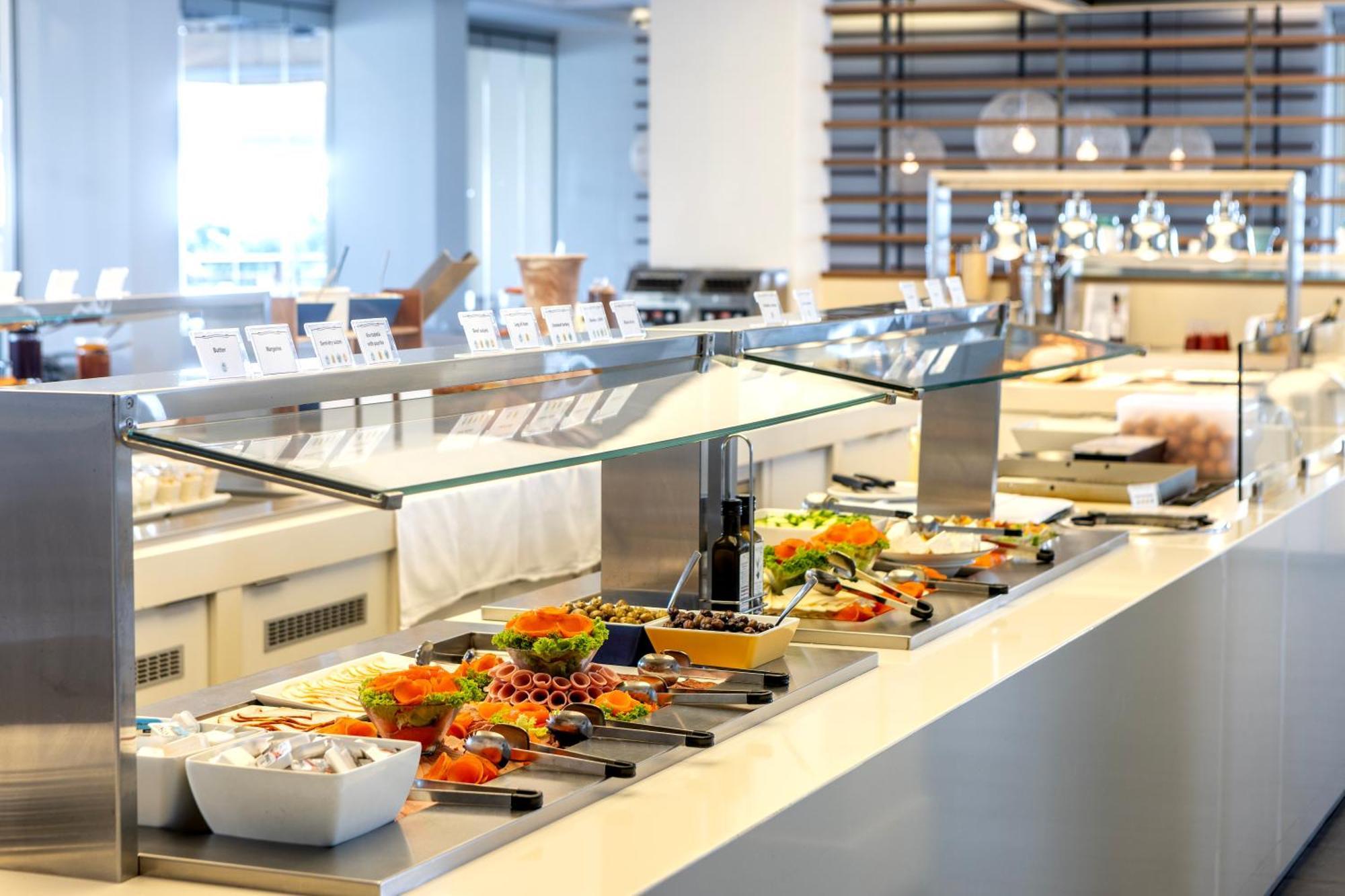 Capo Bay Hotel Protaras Exterior foto A salad bar
