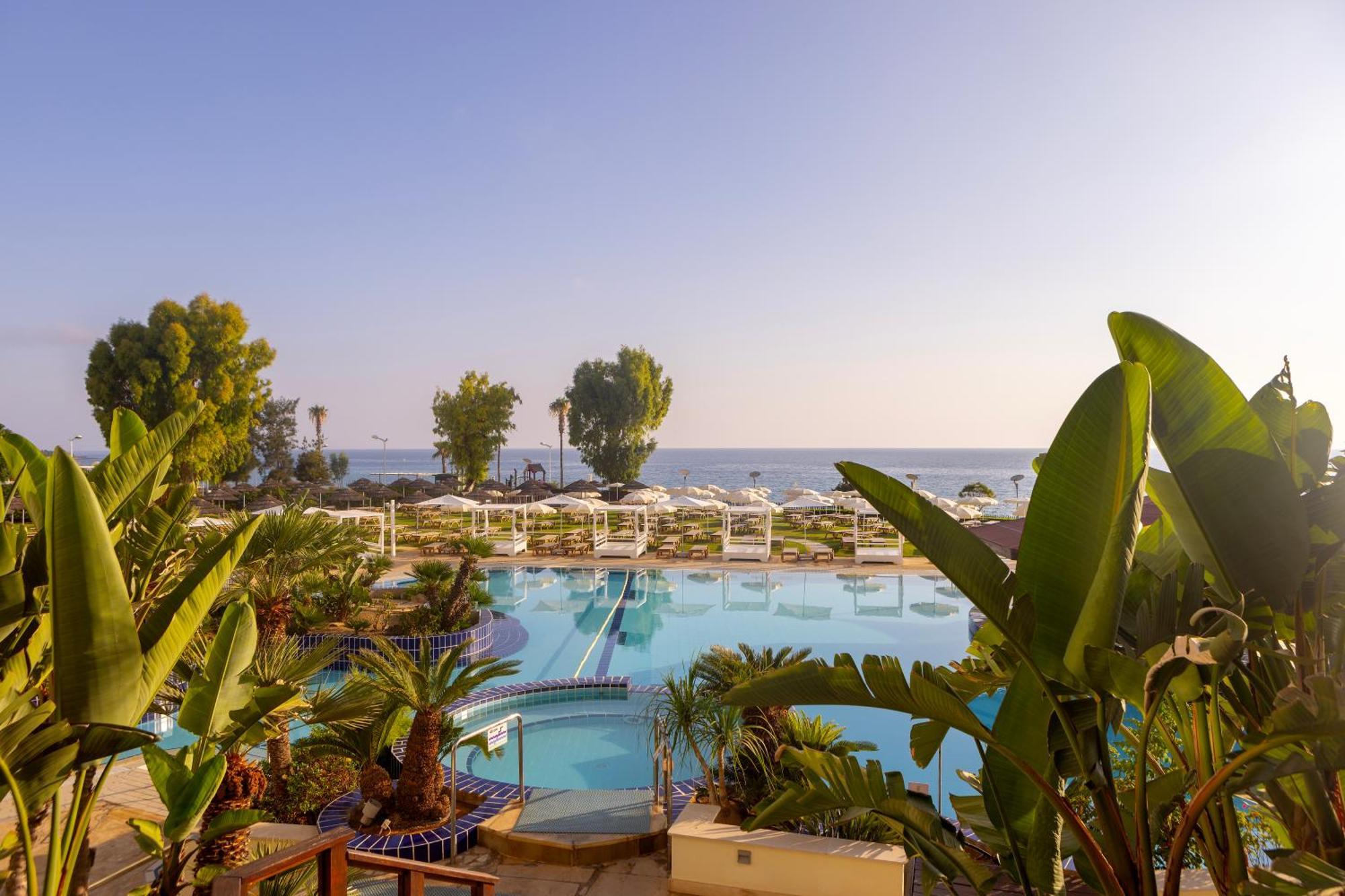 Capo Bay Hotel Protaras Exterior foto The swimming pool at the Nissi Beach Hotel