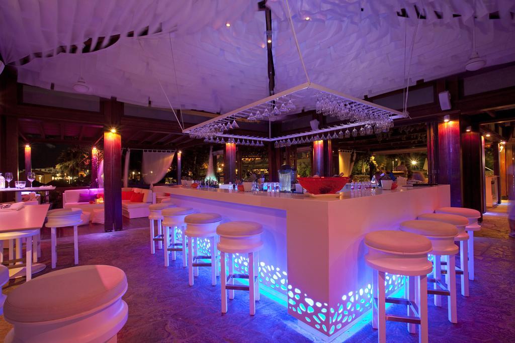 Capo Bay Hotel Protaras Exterior foto The bar at the nightclub